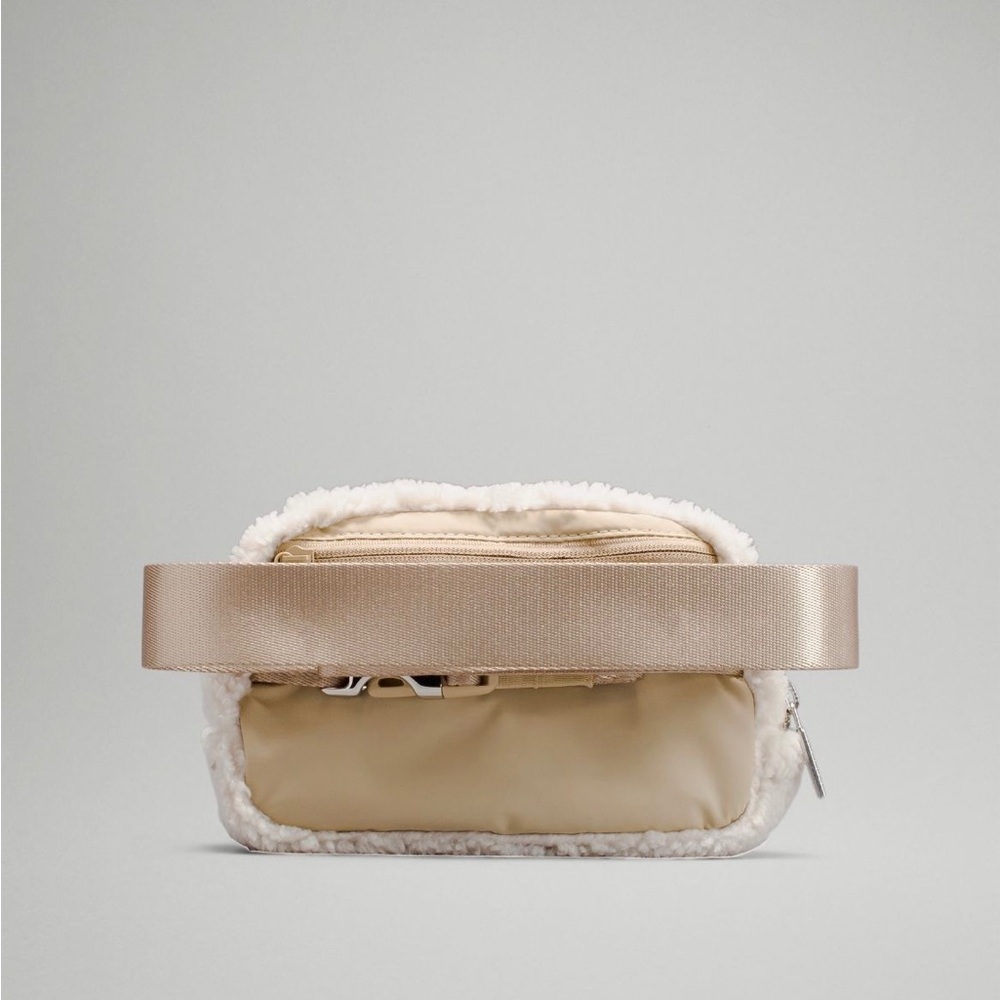 Lululemon • Everywhere Belt Bag Fleece - Picture 3 of 14